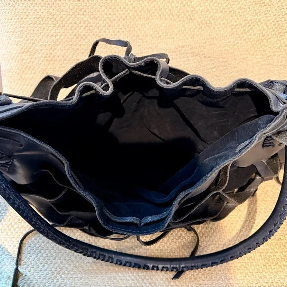 Elegant Black Layered Shoulder Bag - Picture 2 of 5